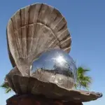 Why is there a giant pearl in La Paz?