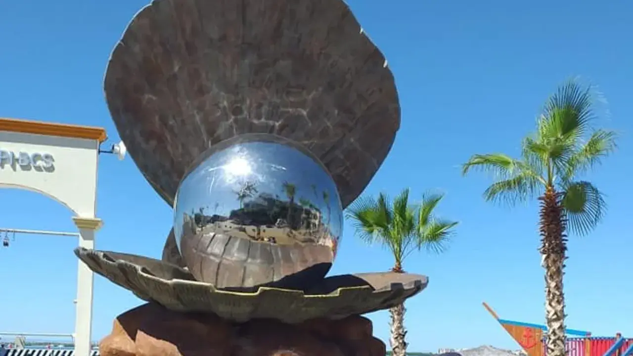Why is there a giant pearl in La Paz?